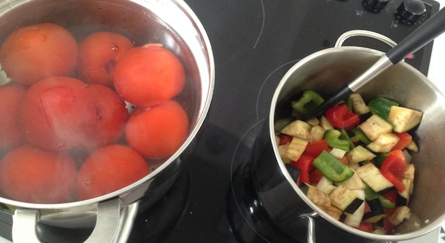 cuisson de la sauce tomate et des légumes