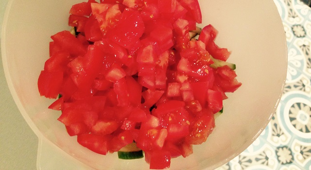 ajouter les tomates dans la salade