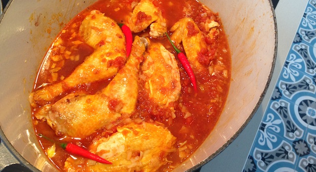 cuisson du poulet à l'ivoirienne sauce tomate et piment