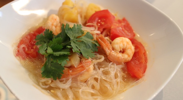 Bol de soupe asiatique raffiné - Soupe de crevettes au tamarin et ananas frais
