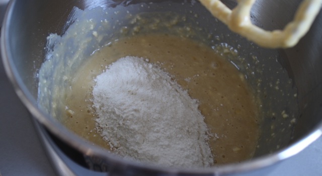 ajout de la farine du bananabread - banana bread moelleux glaçage au sirop d'erable et noix de pecan