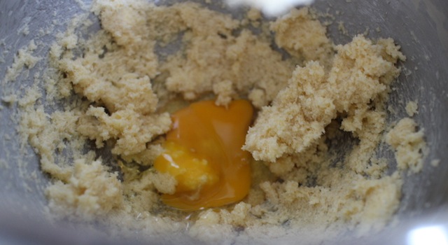 ajout de l'oeuf dans le mélange beurre sucre - Biscuits sablés au sésame