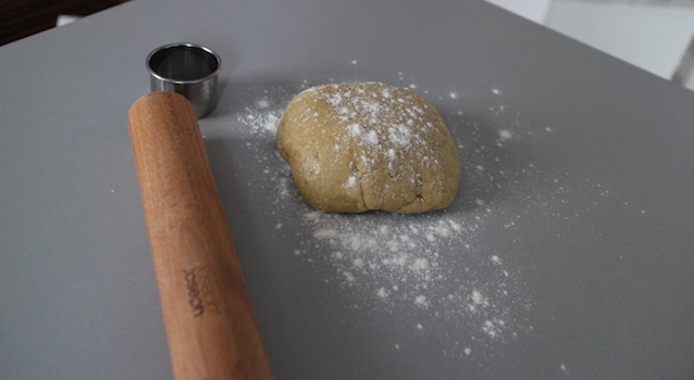 boule de pâte à sablé prête à être étalée - Biscuits sablés au sésame
