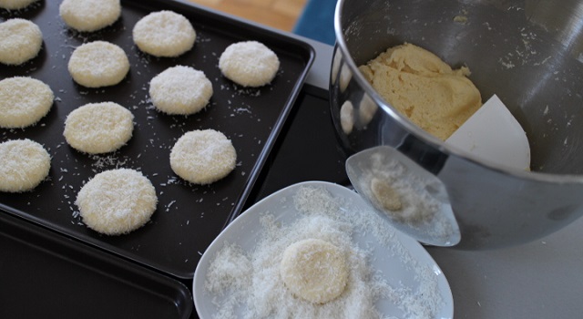 confectionnez des sablés sur une plaque de cuisson roulés dans la noix de coco - Veggie biscuits noix de coco