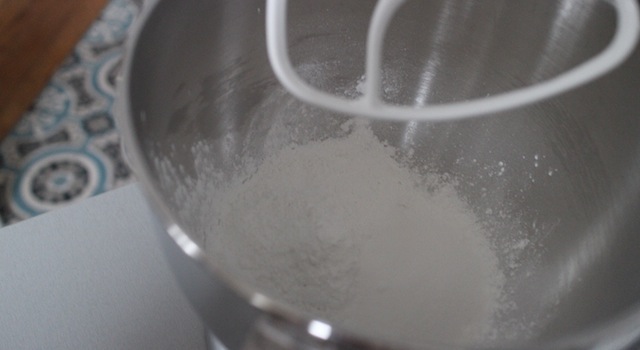 mélange de la farine de riz gluant et du sucre - perles de coco au rice cooker