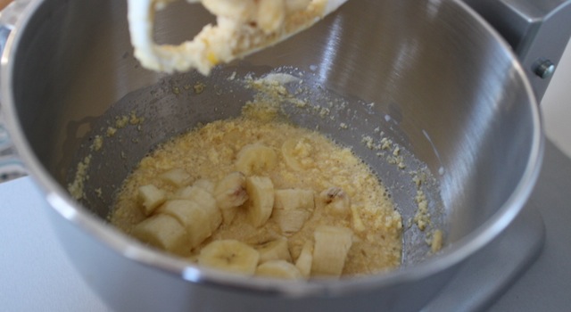 mélanger les bananes du bananabread - banana bread moelleux glaçage au sirop d'erable et noix de pecan