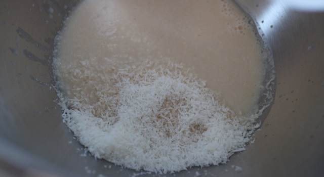 mélanger les laits et la noix de coco- Flan coco asiatique au rice cooker