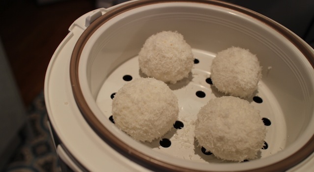 placer les perles de coco dans le cuiseur vapeur - perles de coco au rice cooker