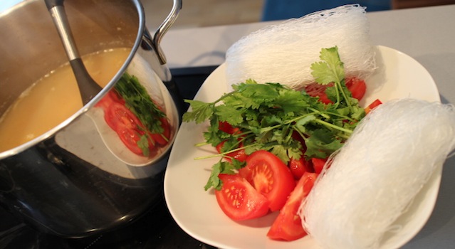 préparation des tomates coriandre fraîche et vermicelles de riz - Soupe de crevettes au tamarin et ananas frais