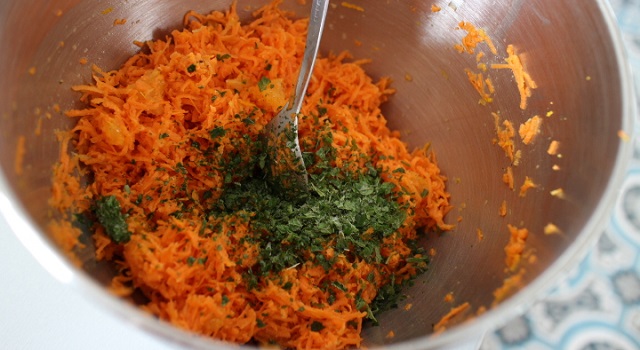 ajouter la menthe et coriandre fraîche - Salade crue de carottes a l'orange