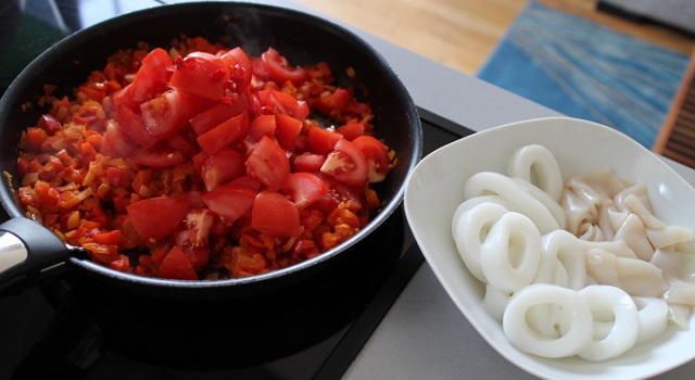 ajouter les tomates et préparer les calamars - calamars-supions-nage-de-legumes-relevee