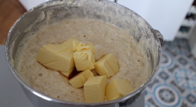 ajoutez le beurre à température ambiante - cozonac cu nucă