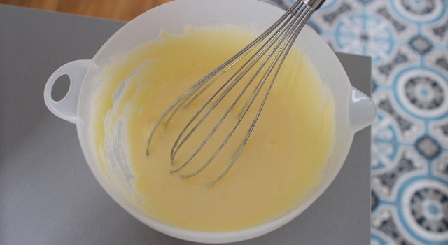 blanchir les jaunes avec le sucre - cozonac cu nucă
