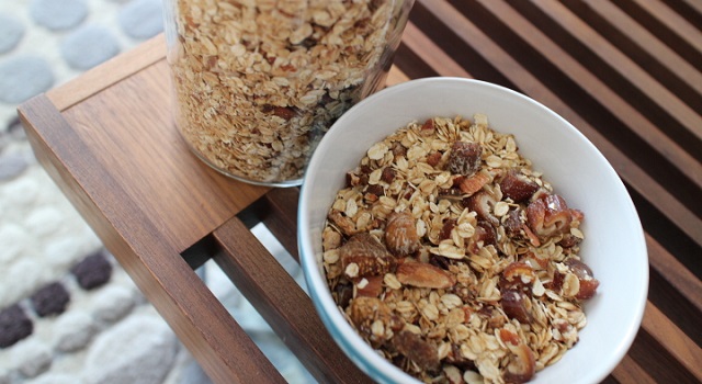 le granola sera délicieux au petit déjeuner ou pour un brunch - Granola aux dates, figues, pecan & amandes