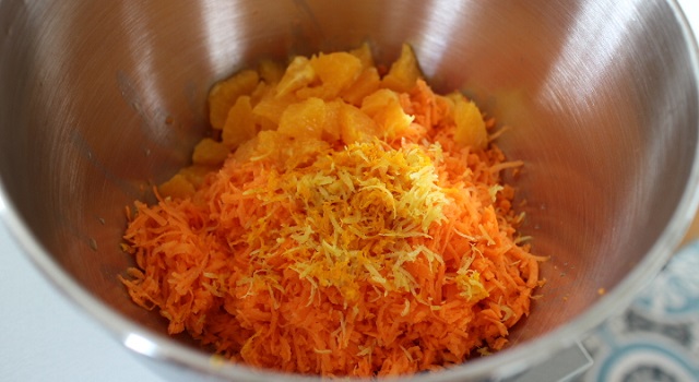 melanger les supremes d'orange et zestes de citron et orange - Salade crue de carottes a l'orange
