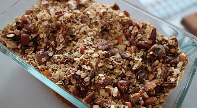 mélanger les dates et figues au granola une fois tiède - Granola aux dates, figues, pecan & amandes