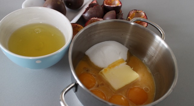mélanger les ingrédients du curd maracuja- Curd aux fruits de la passion