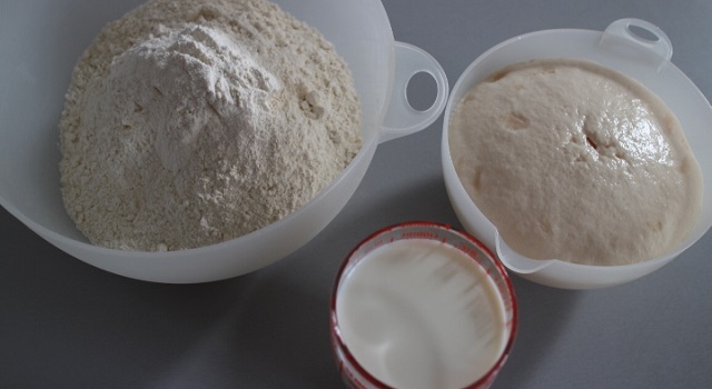préparer la pâte avec la farine lait et levure - cozonac cu nucă