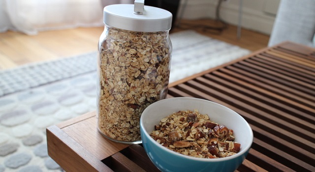 stocker le granola dans un contenant hermétique - Granola aux dates, figues, pecan & amandes