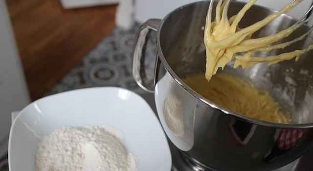 ajouter la farine à l'appareil - Cantuccini - le dessert toscan traditionnel