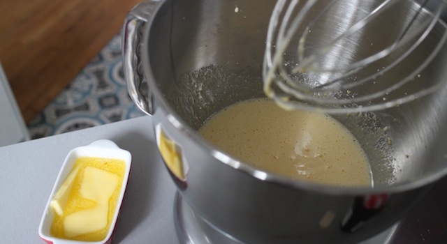 ajouter le beurre fondu aux oeufs - Cantuccini - le dessert toscan traditionnel