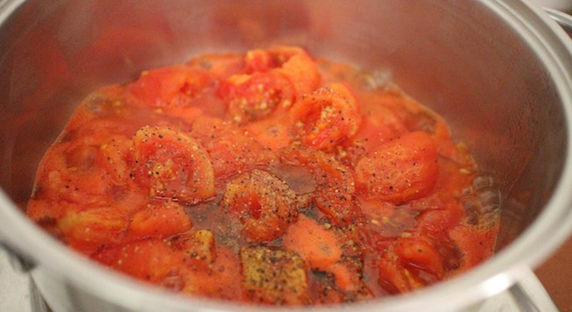 assaisonner la sauce tomate - Tagliatelles toscanes aux fleurs de courgettes