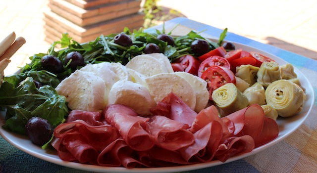 belle assiette à copieuse - Antipasto toscano - une entrée italienne à partager