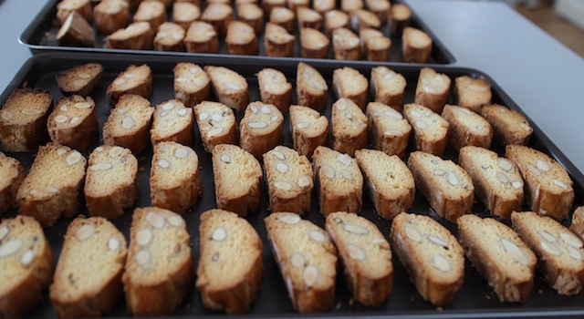 faire griller les biscuits - Cantuccini - le dessert toscan traditionnel