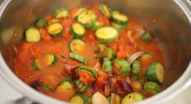 finir de cuire les légumes dans la sauce tomate - Tagliatelles toscanes aux fleurs de courgettes