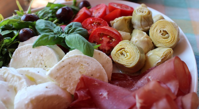 légumes frais burrata et charcuterie - Antipasto toscano - une entrée italienne à partager