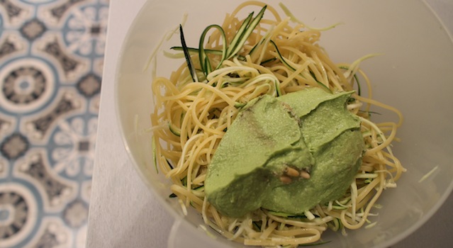 mélanger les pâtes les courgettes et le pesto - Linguini aux courgettes et pesto crémeux