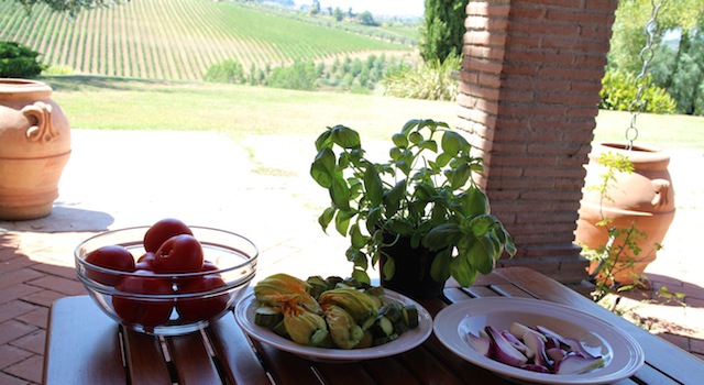 préparer les tomates courgettes et oignons nouveaux - Tagliatelles toscanes aux fleurs de courgettes