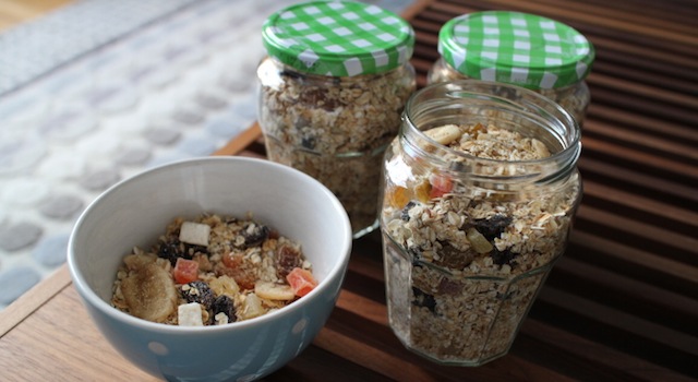 stocker les céréales dans des bocaux en verre hermétiques - Granola maison aux fruits exotiques