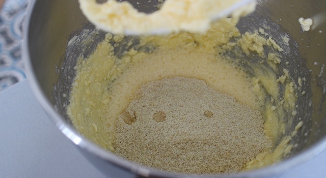 ajouter de la poudre d'amande - Cake grenade pistache