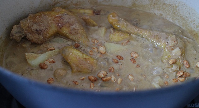 ajouter les cacahuetes et les pommes de terre - Poulet au curry massaman traditionnel