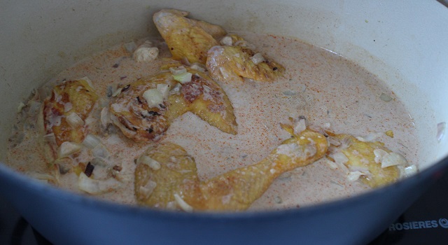 ajoutr la pâte de massaman et le lait de coco - Poulet au curry massaman traditionnel