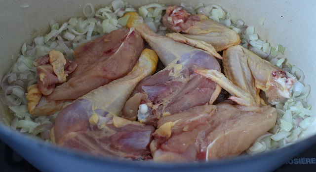 colorer le poulet dans la cocotte - Poulet au curry massaman traditionnel