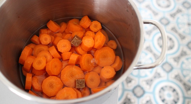 couper les carottes en rondelles et les mettre à cuire - Salade cuite de carottes à la fleur d'oranger
