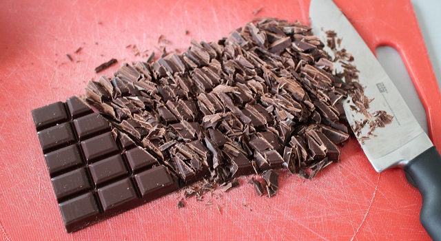 découper le chocolat en pépites - Céréales maison chocolat & noisettes