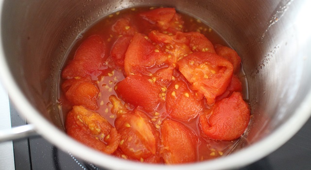 faire cuire les tomates fraîches - Poulet tikka massala