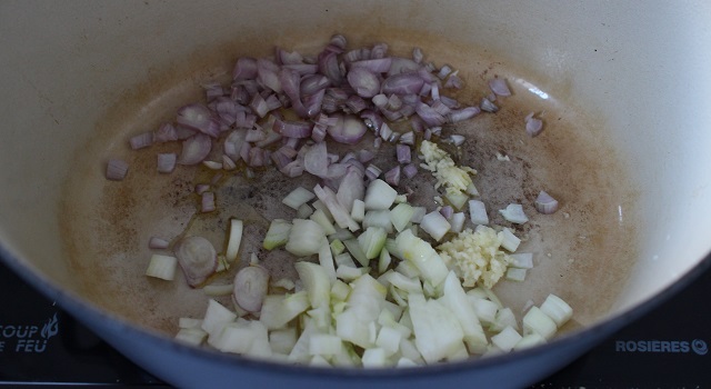 faire fondre ail oignons et echalottes dans une cocotte - Poulet au curry massaman traditionnel