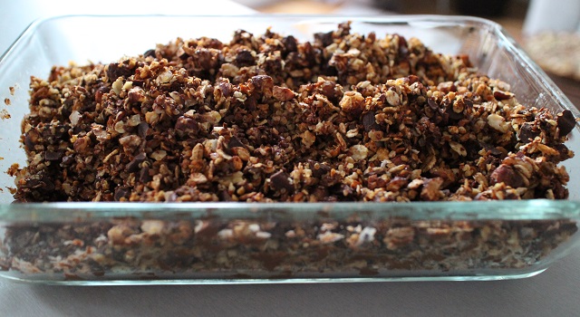 mélanger les céréales avec les pépites de chocolat - Céréales maison chocolat & noisettes