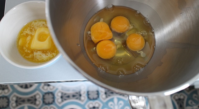 mélanger les oeufs sirop d'agave et beurre fondu - Cake aux nectarines a l'indice glycémique bas