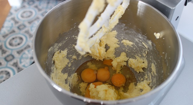 préparer la base du cake - Cake grenade pistache