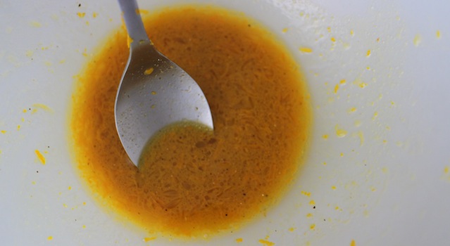 préparer l'assaisonnement gingembre fleur d'oranger et huile d'olive - Salade cuite de carottes à la fleur d'oranger