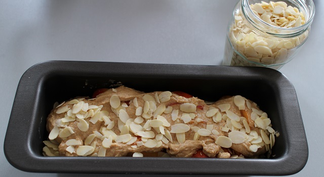 recouvrir de pâte et saupoudrer d'amandes effilées - Cake aux nectarines a l'indice glycémique bas