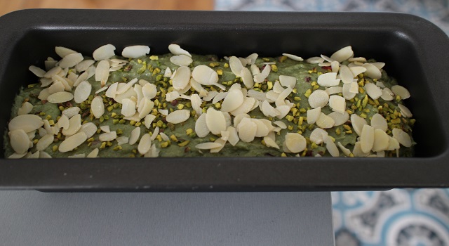 saupoudrer d'amandes effilées - Cake grenade pistache