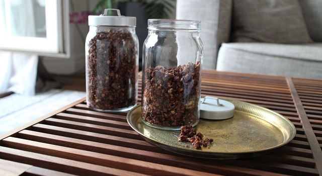 stocker le granola dans des pots hermétiques - Céréales maison chocolat & noisettes