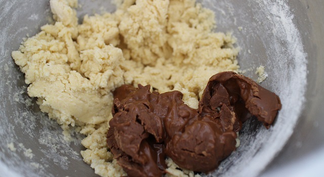 ajouter le praliné en pate - Extra soft cookies chocolat et praliné