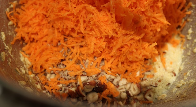 ajouter les carottes et les noisettes - Carrot Cake - Petit écureuil